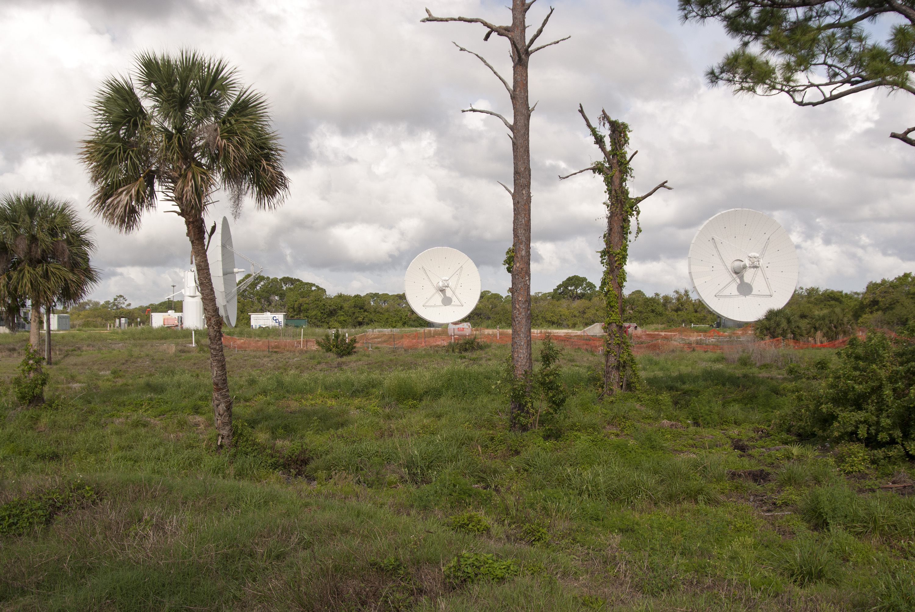 Communications antenna array